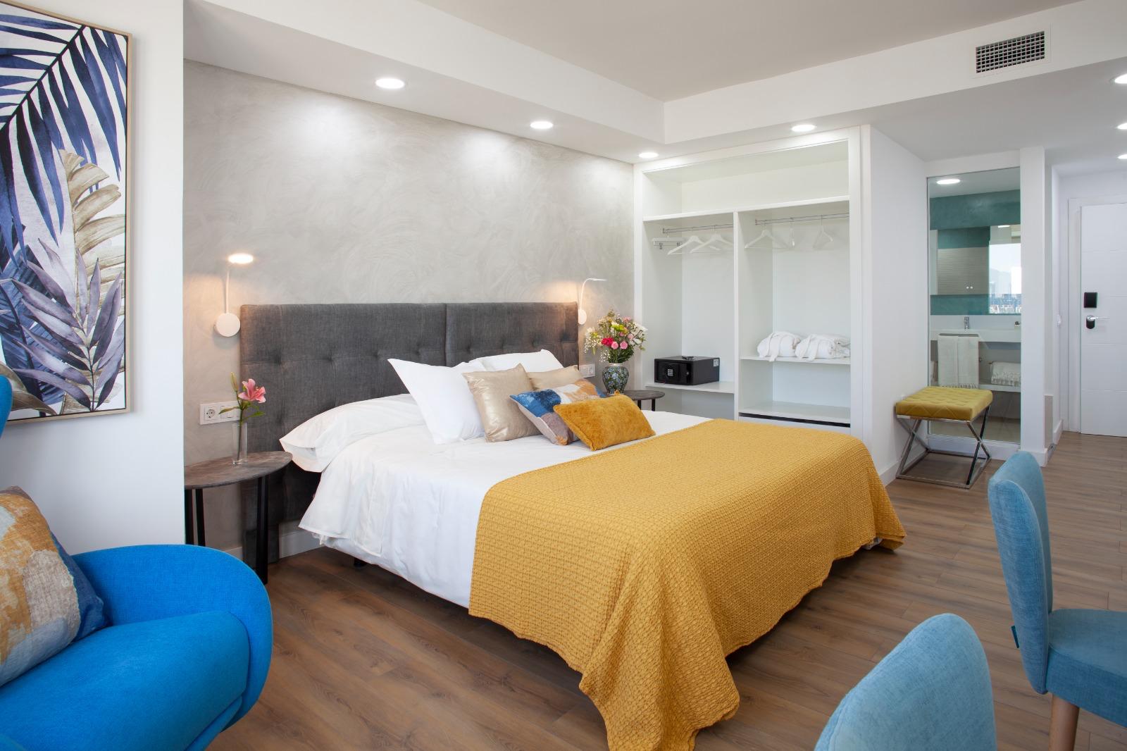 Habitación moderna con cama y decoración