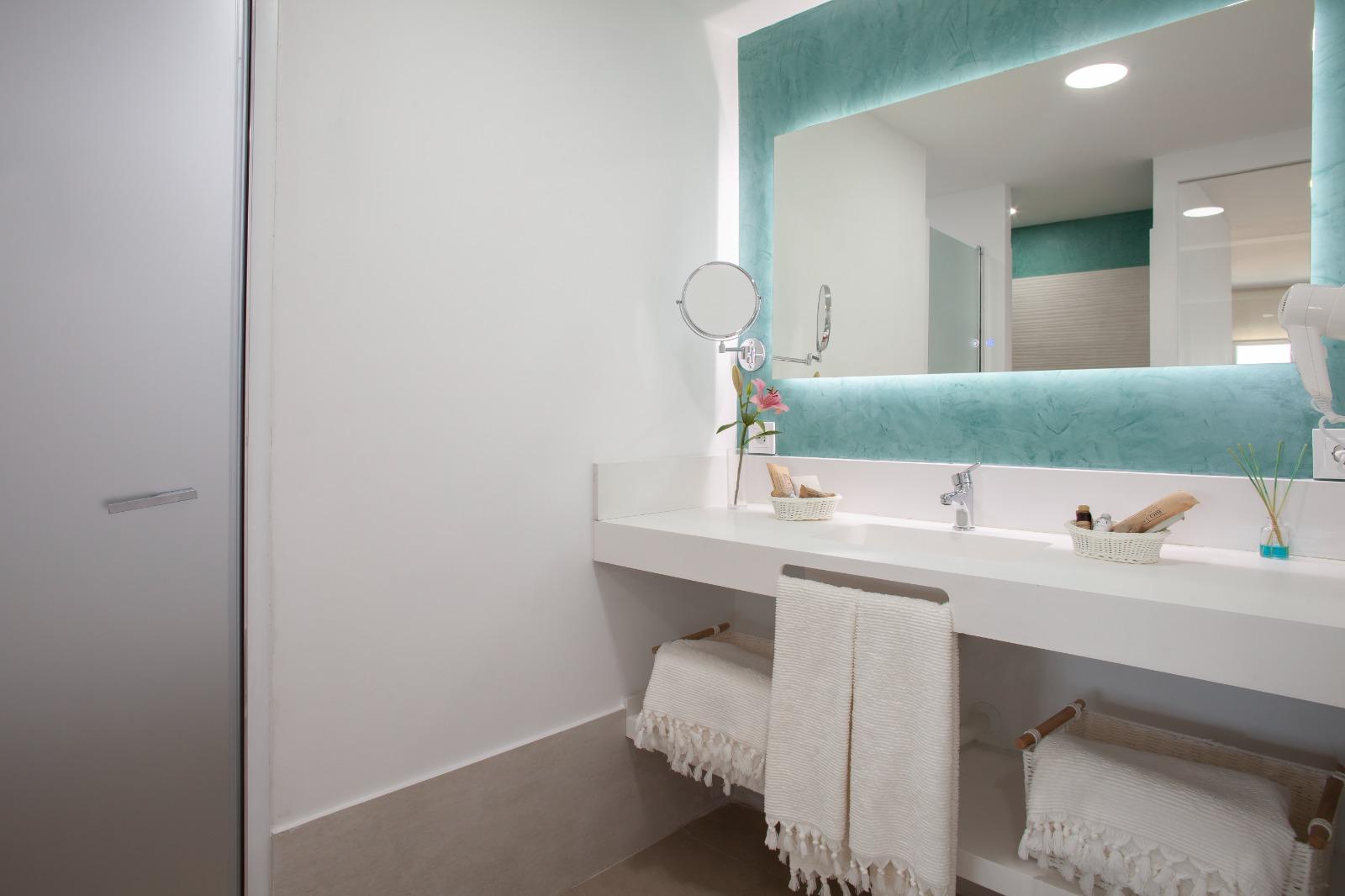 Baño moderno con decoración minimalista.