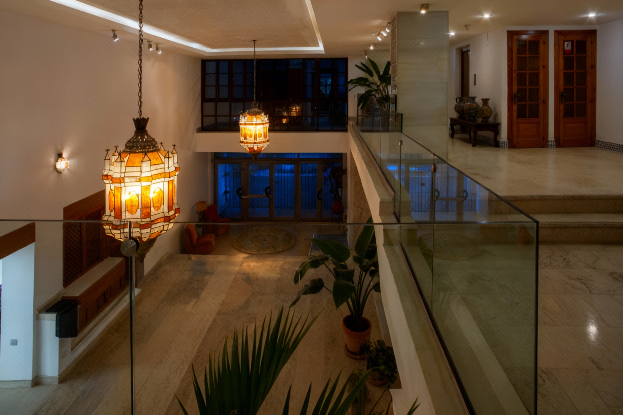 Luz suave en un vestíbulo elegante.