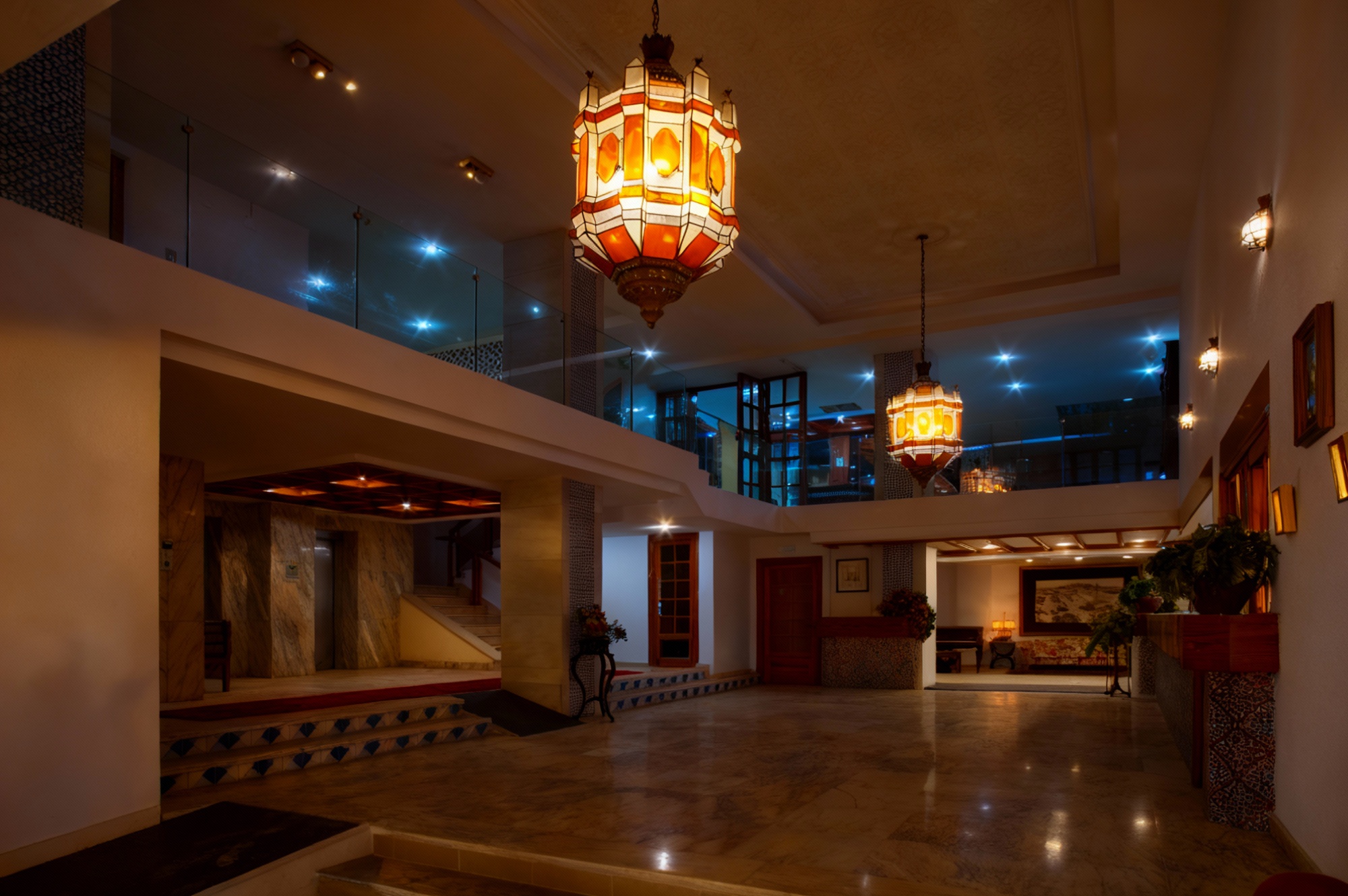 Lobby elegante con luces cálidas.
